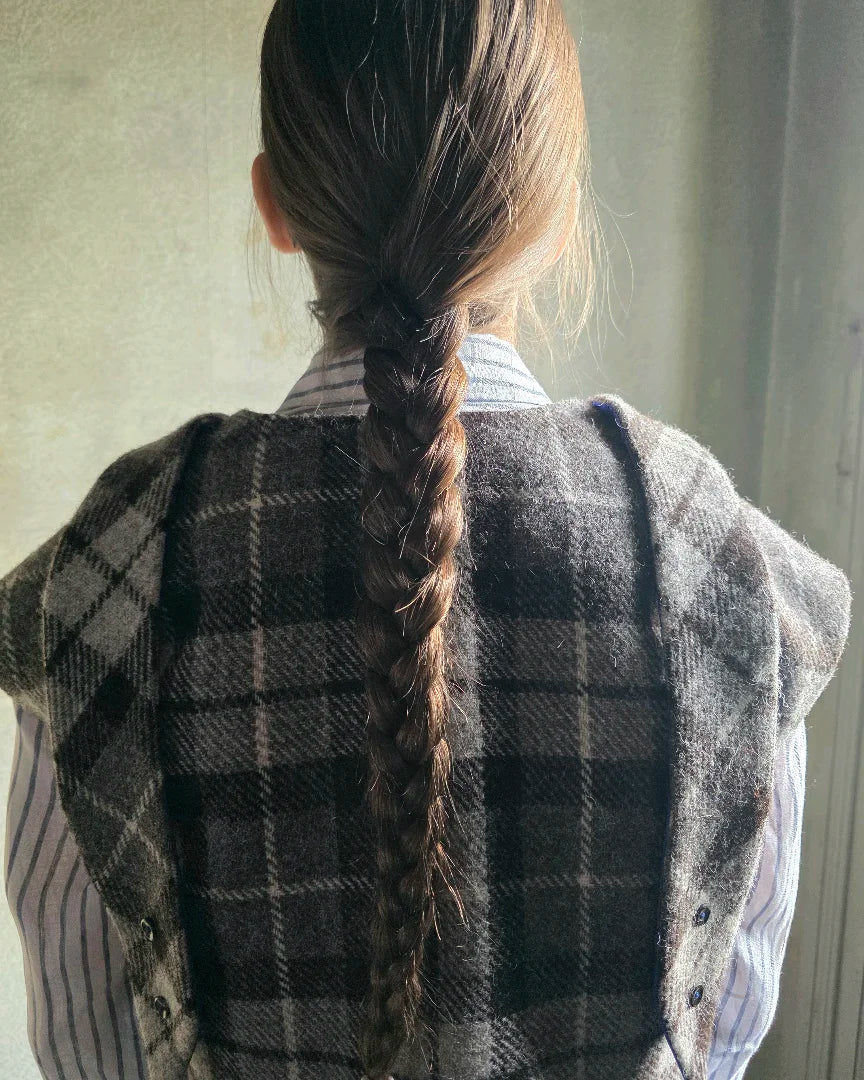 bolero pris harris tweed femme vue dos porte sur chemise rayee carreaux gris noir epaule structuree piece unique artisanale