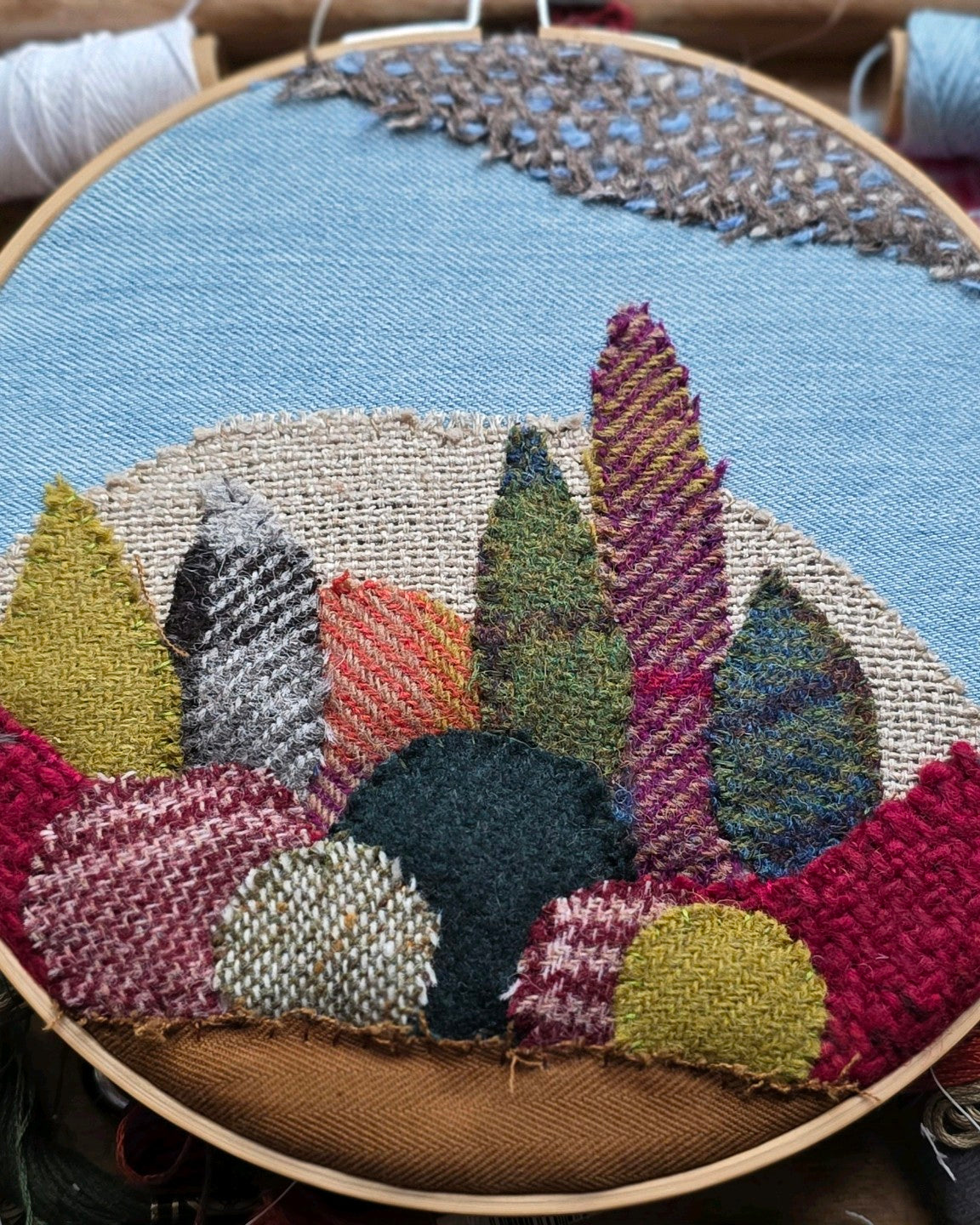 Détail du patchwork Échappée n°5 en Harris Tweed, Donegal, laine, soie, denim et lin-coton