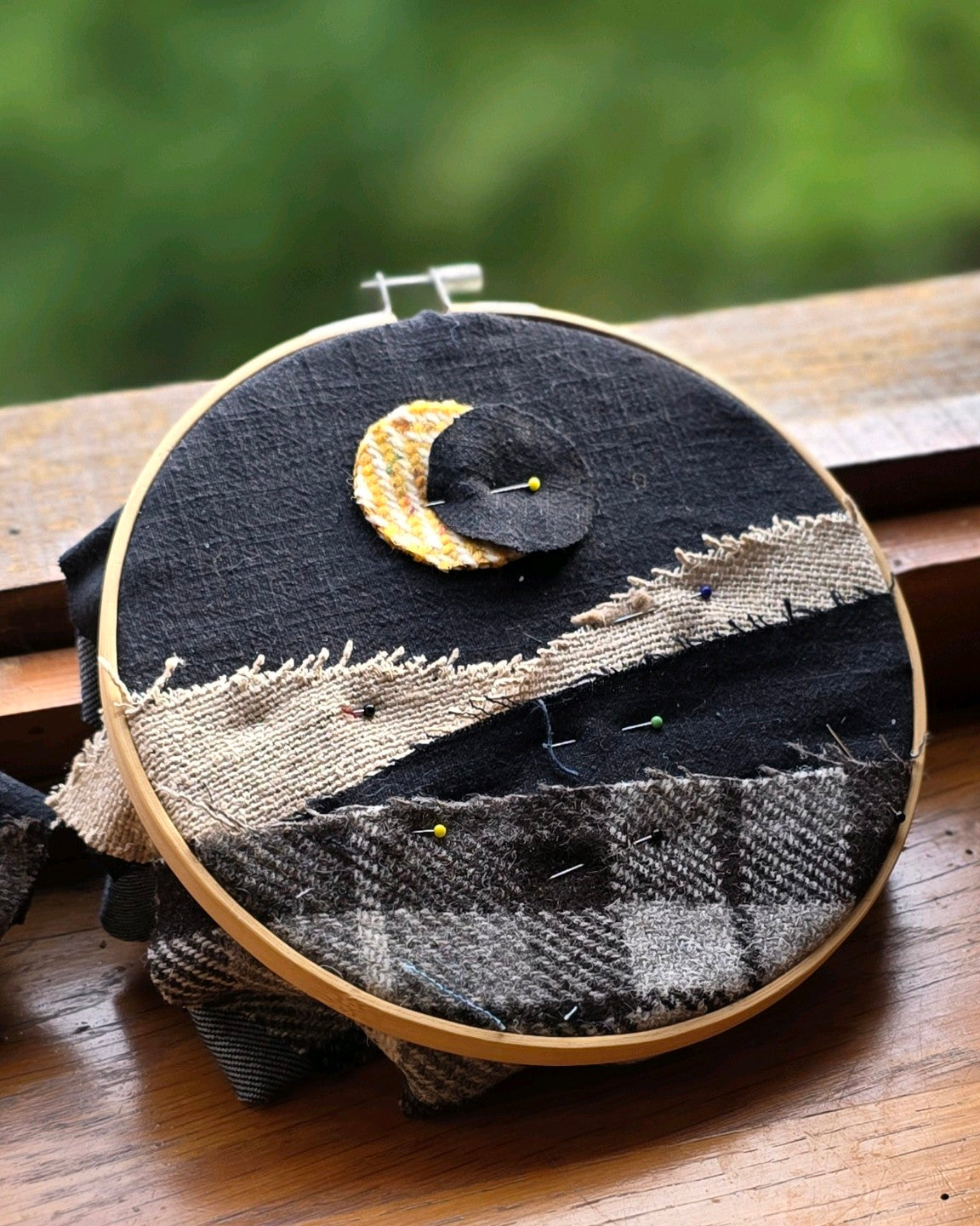 Création du tableau textile Échappée n°11 avec chutes de tweed, lin et bourette de soie assemblées à la main