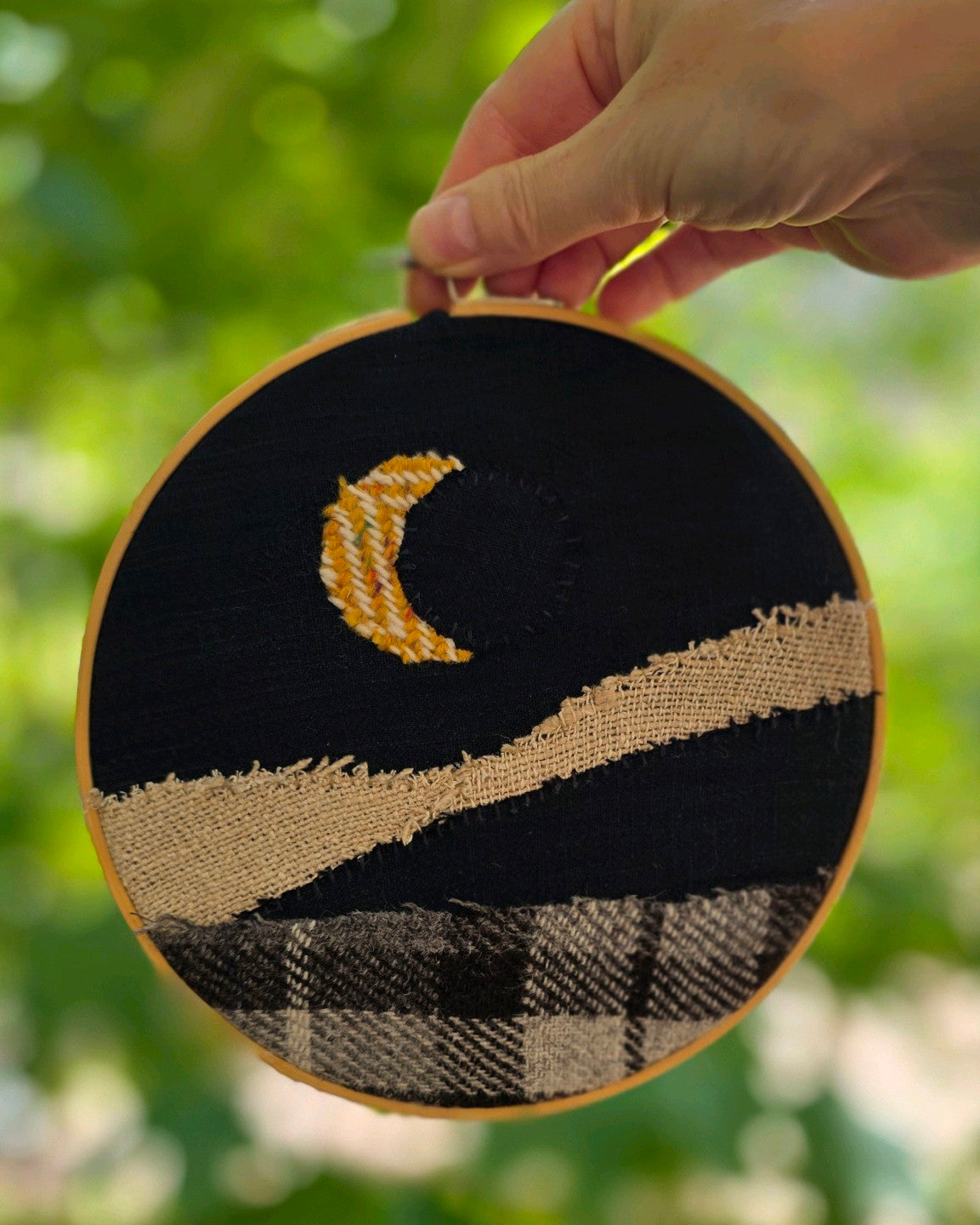Tableau textile éclipse de 20 cm réalisé à la main en tweed, lin et bourette de soie