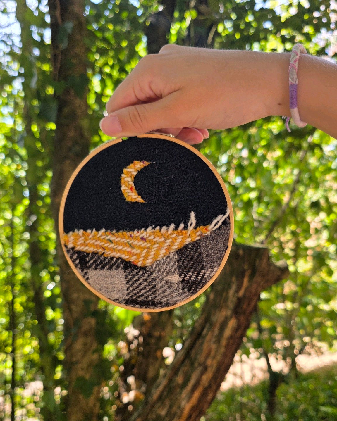 Échappée n°12, petit art mural textile inspiré d’une éclipse photographié dans la nature