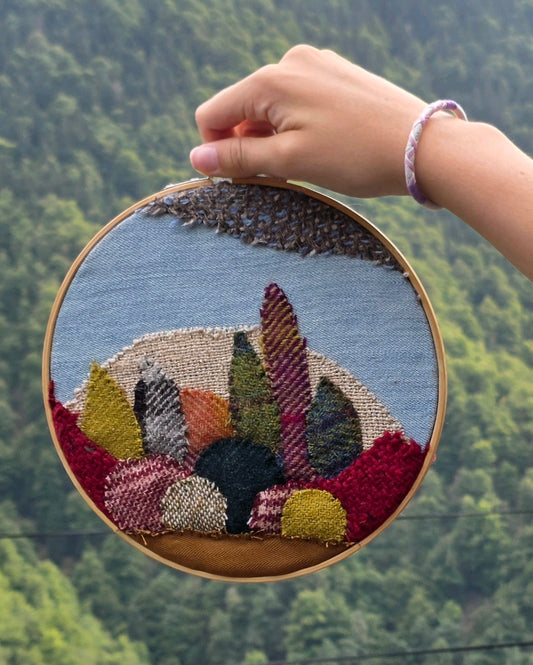 Échappée n°5, tableau textile en patchwork de tweeds, denim, lin et soie, réalisé à la main par la créatrice de A la Mode du Temps Perdu 