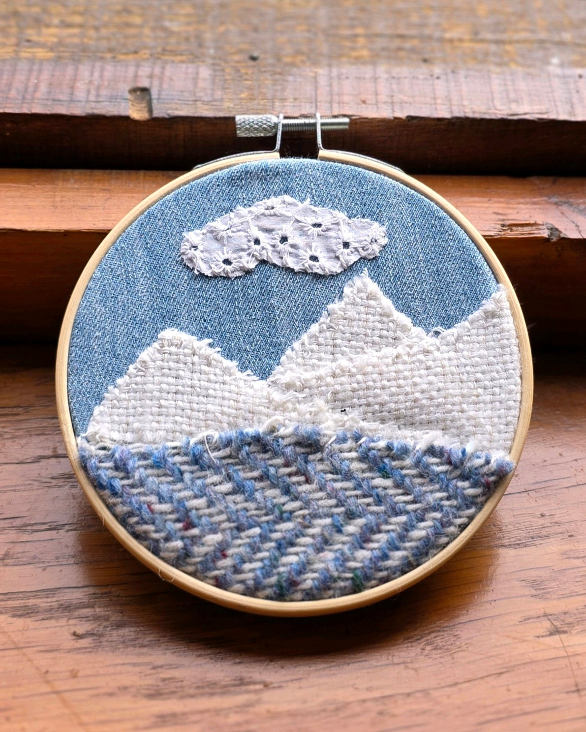 Tableau textile artisanal de 12 cm en denim et tweeds Mahlia Kent et Donegal, paysage en patchwork fait main