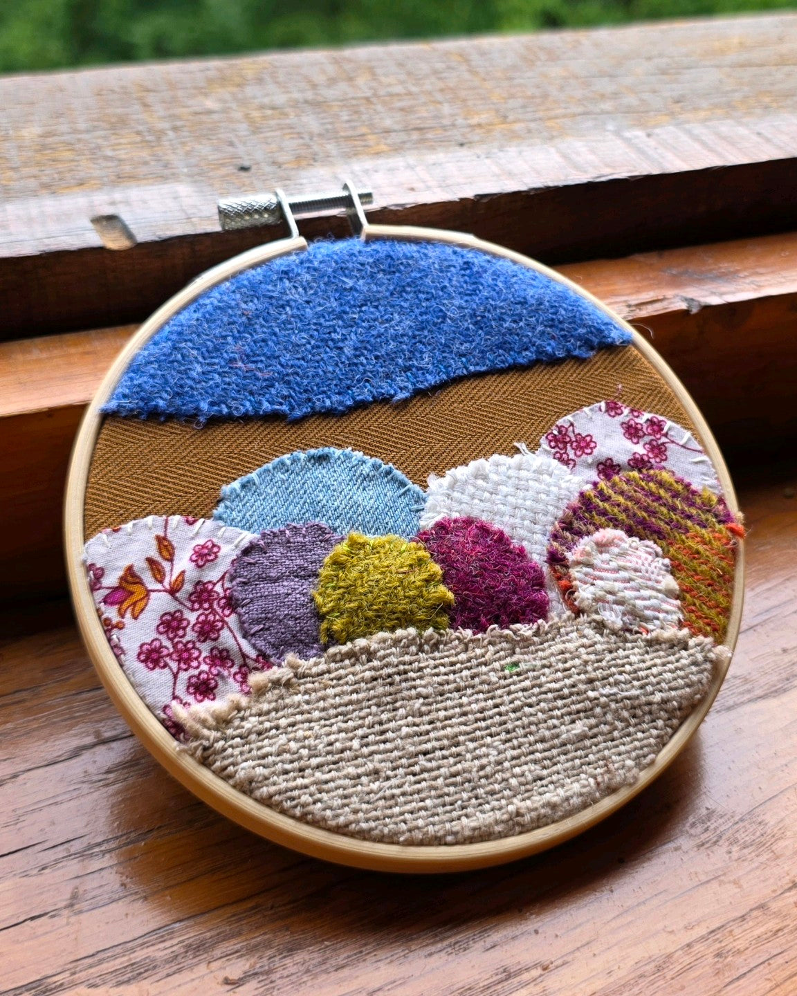 Petit paysage textile de 12 cm en patchwork de Harris Tweed®, Mahlia Kent, denim, lin-coton et bourette de soie