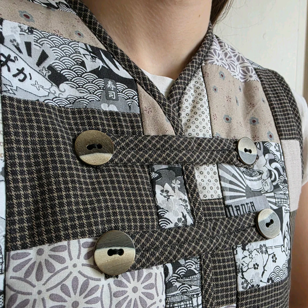 Détail de couture brandebourgs sur gilet matelassé patchwork mangas