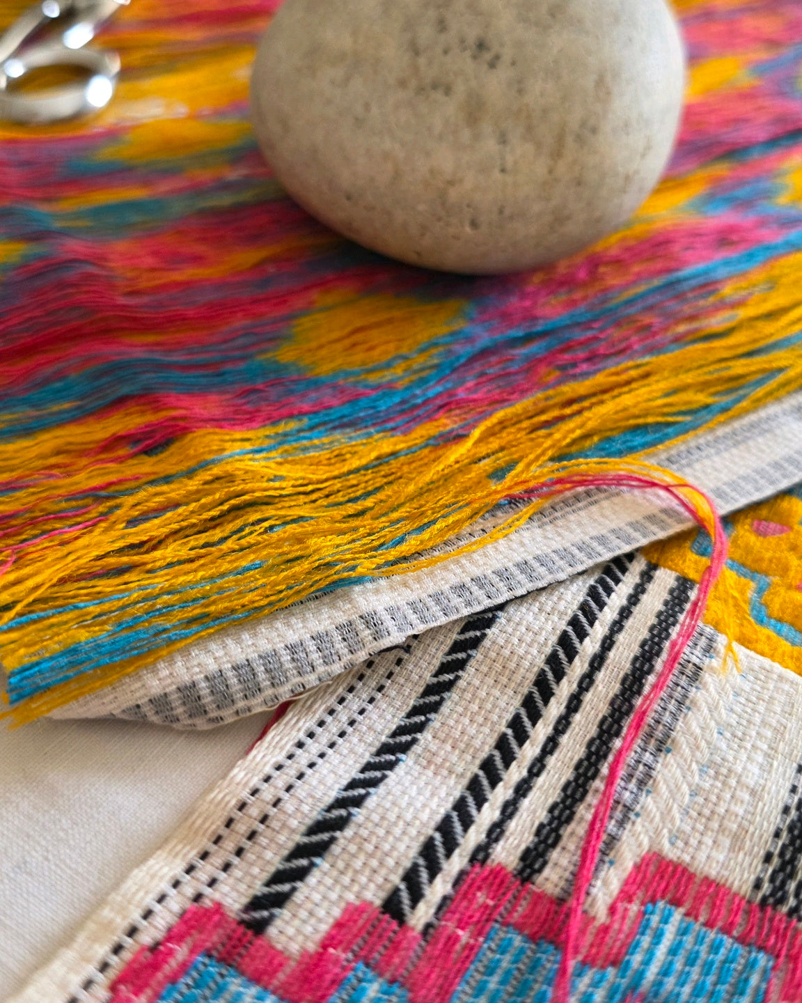 Gros plan sur le jacquard fantaisie Mahlia Kent tissé en France, texture et relief du tissu endroit au premier plan, envers au second plan.
