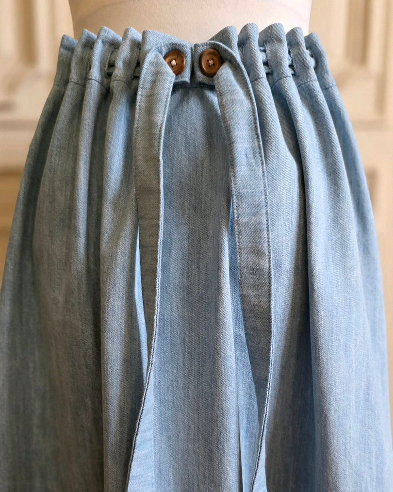 Détail des plis ajustables au dos de la jupe Bleu d'atelier avec boutons en bois vintage et liens à nouer.  Fabrication artisanale A la Mode du Temps Perdu 