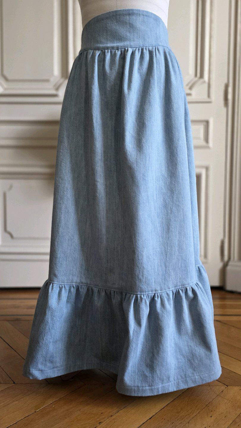 Devant de la jupe Bleu d'atelier – Variations Patines Opus III, en denim délavé avec volant froncé