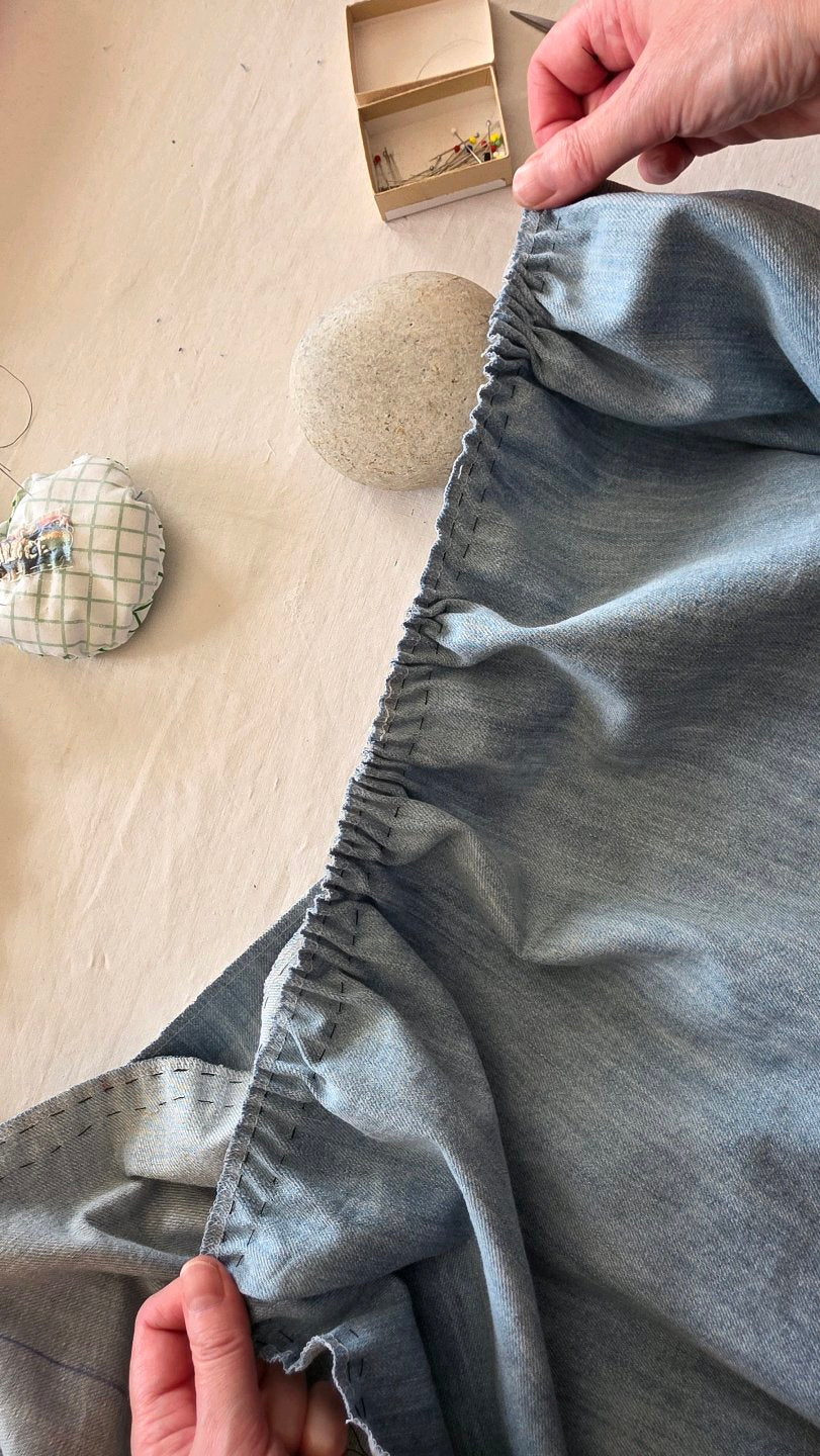 Fronces réalisées à la main sur la jupe Bleu d'atelier en denim délavé dans l'atelier A la Mode du Temps Perdu