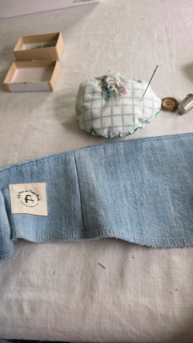 Étiquette A la Mode du Temps Perdu cousue à l'intérieur de la jupe Bleu d'atelier en denim délavé