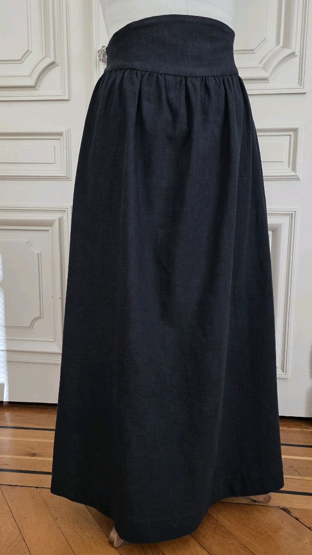 Jupe longue en lin noir Salines, taille haute et ampleur généreuse. Atelier A la Mode du Temps Perdu 