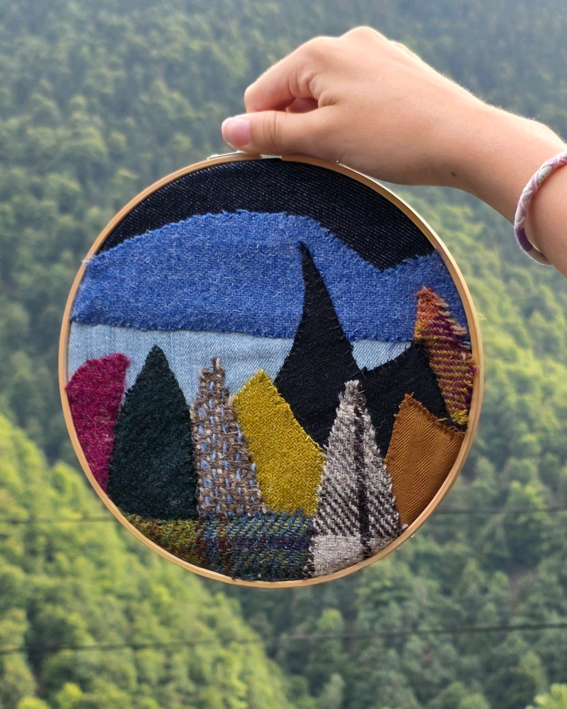 Échappée n°2, tableau textile en patchwork fait main, paysage abstrait en denim, lin et tweeds sur tambour en bois, realisation oar A la Mode du Temps Perdu 