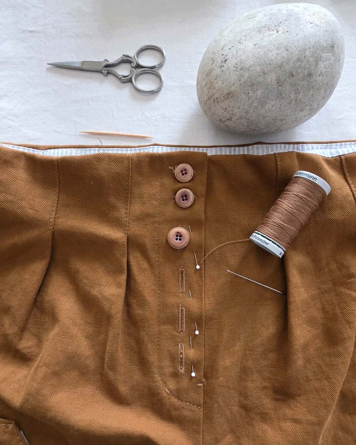 geste de couture pantalon lin coton atelier couture france