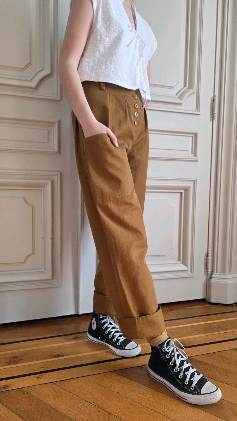 silhouette pantalon lin coton taille haute variations alizeavec son top en broderie anglaise porte de cote
