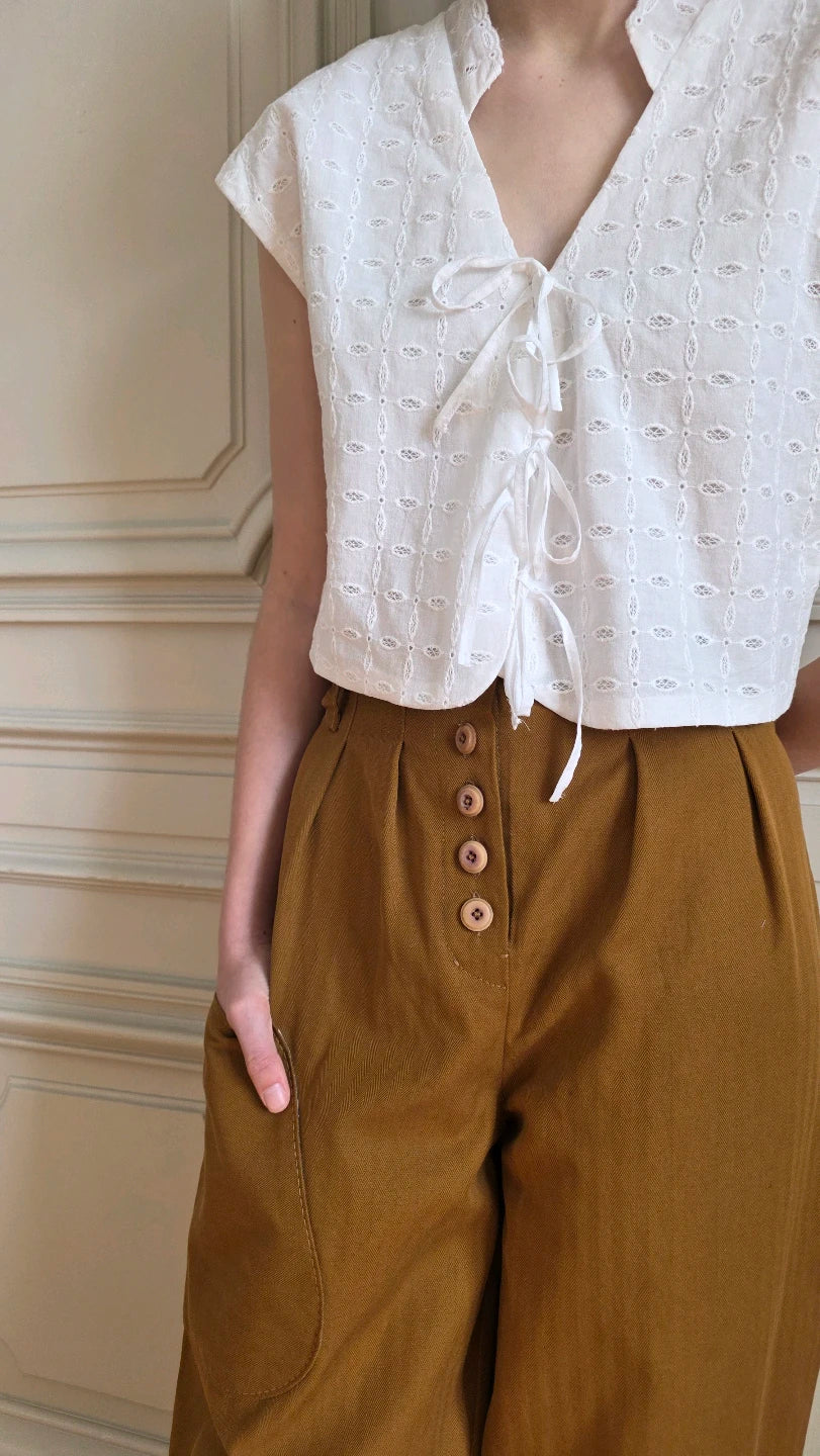 pantalon lin coton taille haute variations alize modele 1 porte de côté avec le top en broderie anglaise 