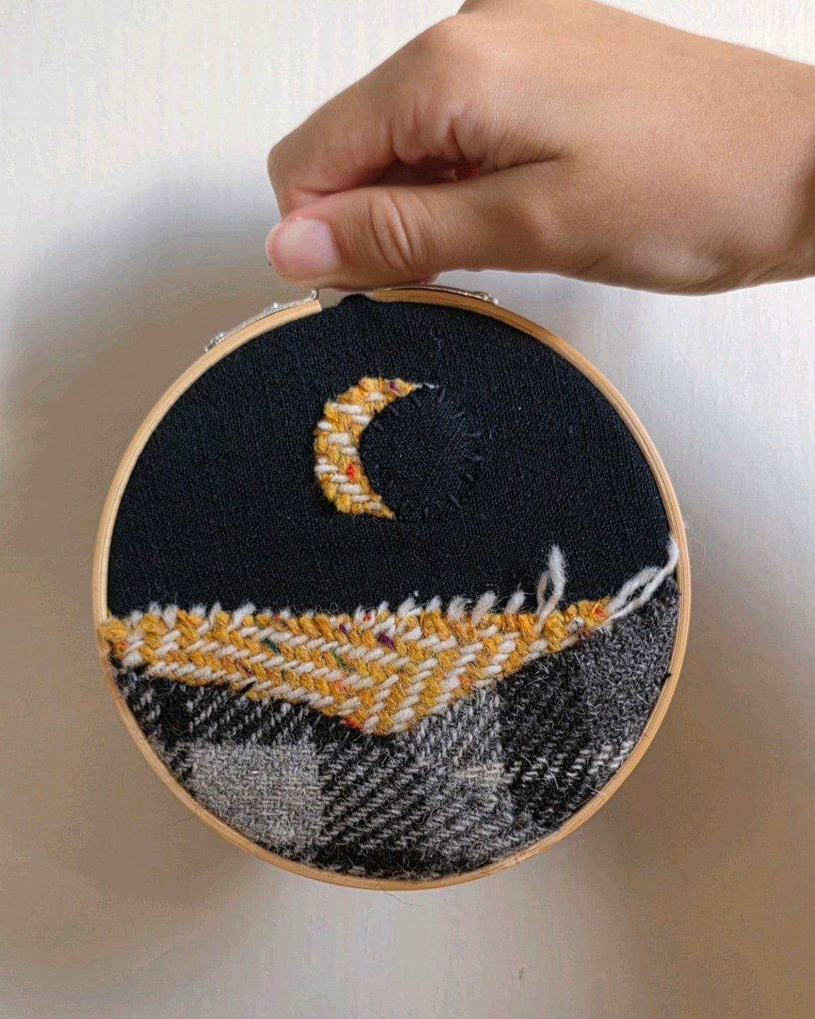 Tableau textile artisanal Échappée n°12 représentant une éclipse en patchwork de lin et tweeds de laine