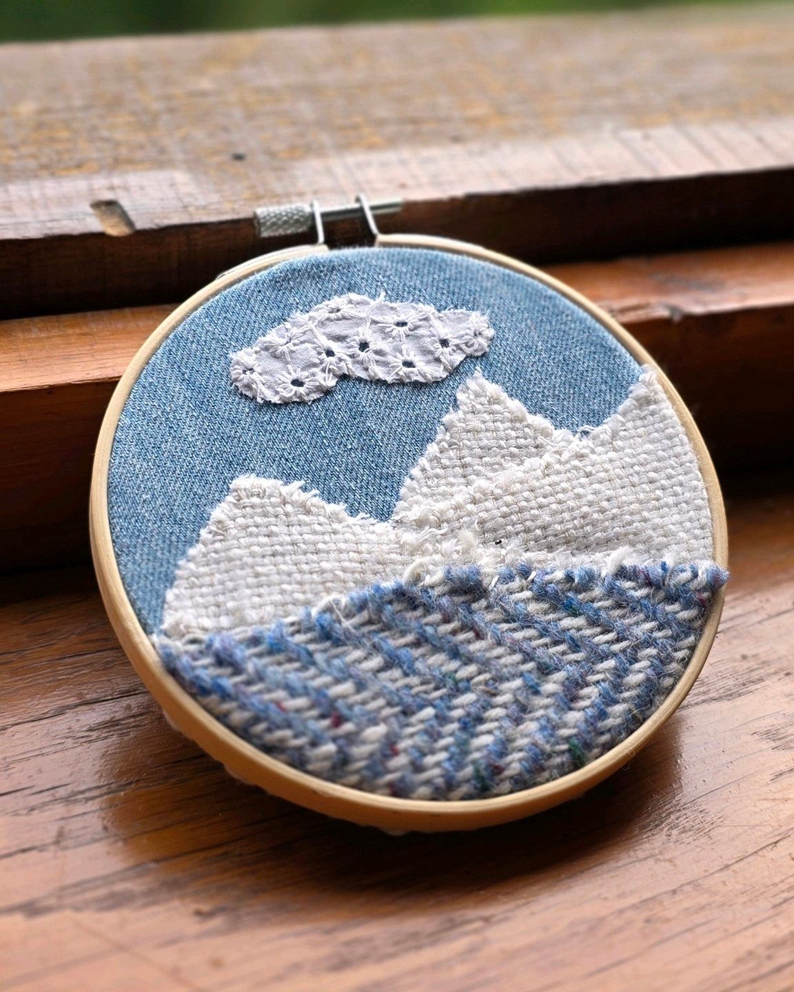 Paysage textile en patchwork de denim de coton, tweed Mahlia Kent et tweed irlandais du Donegal sur tambour en bois. Réalisé par créatrice de A la Mode du Temps Perdu. 