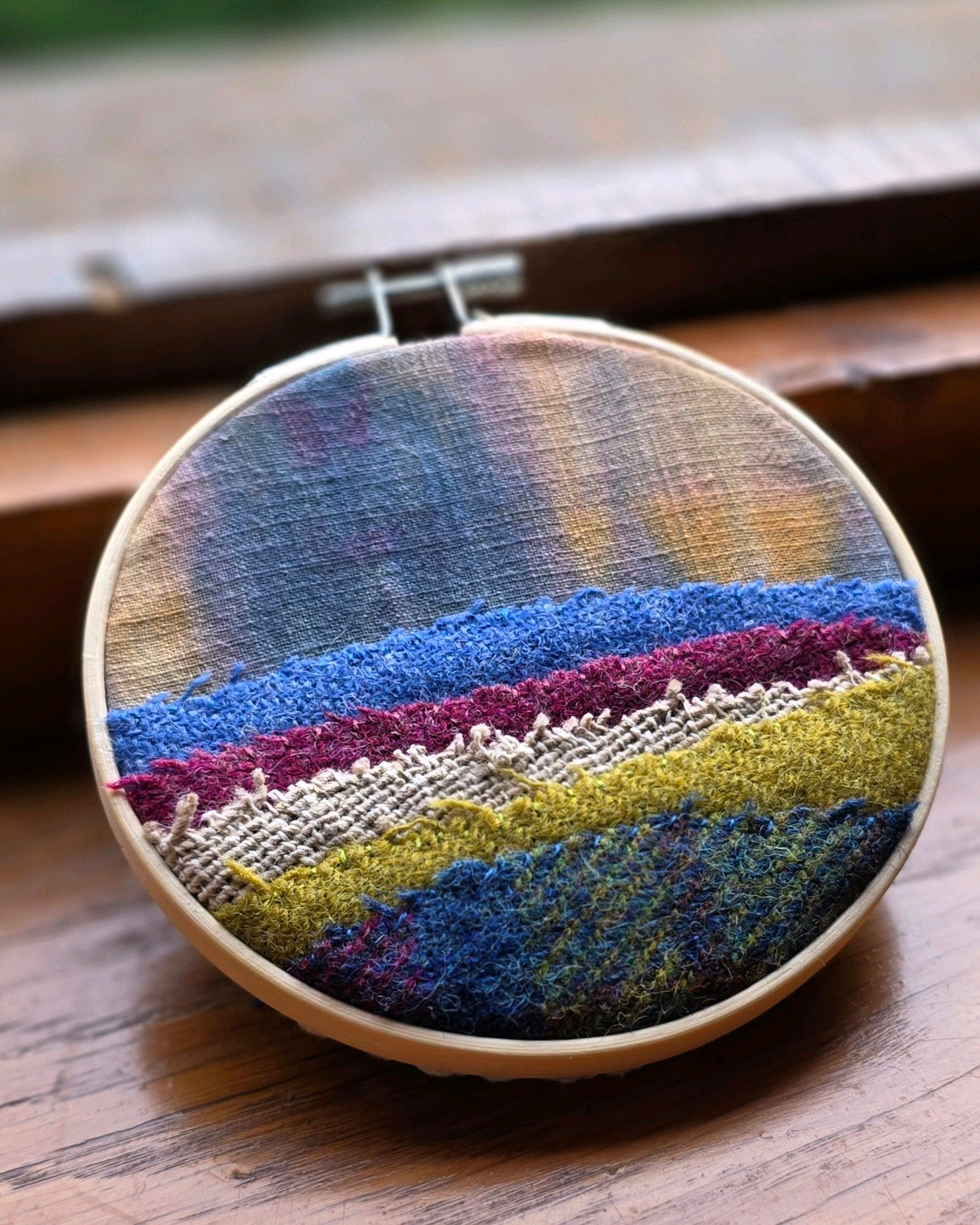 Paysage textile abstrait en patchwork de lin-coton, bourette de soie et Harris Tweed® monté sur tambour à broder de 12 cm