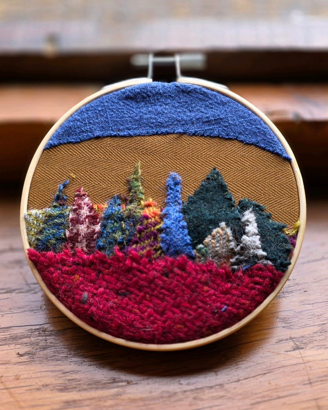 Paysage textile en patchwork de tweeds britanniques et irlandais du Donegal, diamètre 12 cm