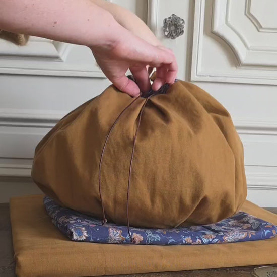 sac bourse coton lin fait main chaine metal doublure fleurie bleu ouverture souple demonstration uverture et contenance interieure