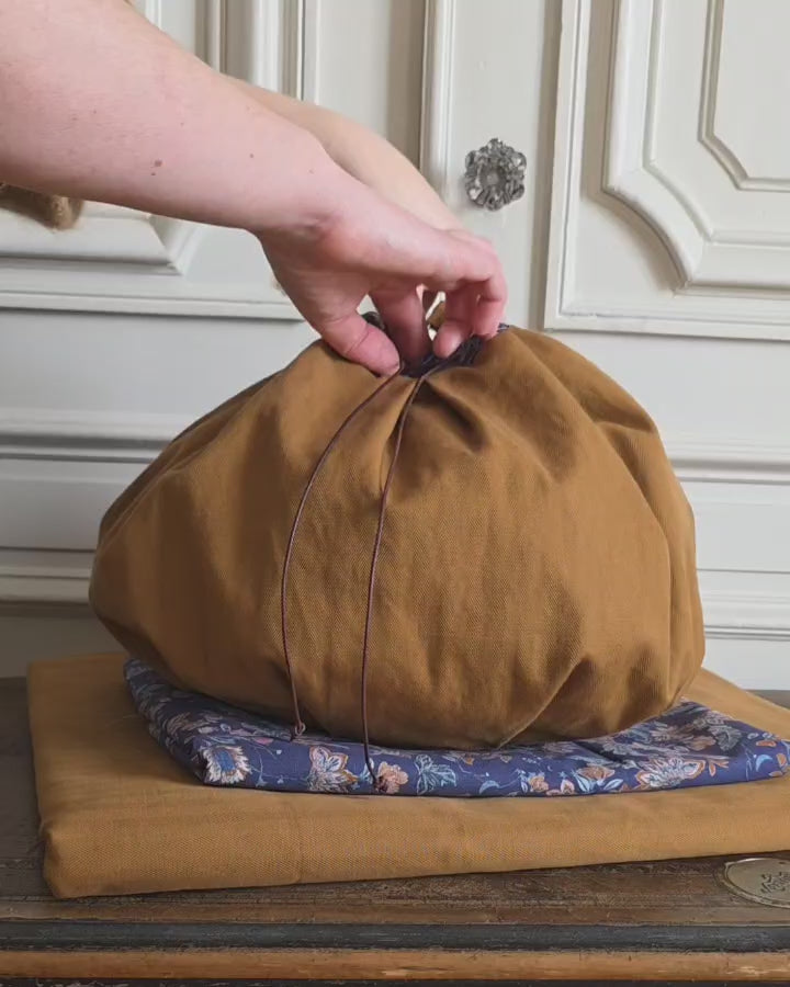 sac bourse coton lin fait main chaine metal doublure fleurie bleu ouverture souple demonstration uverture et contenance interieure