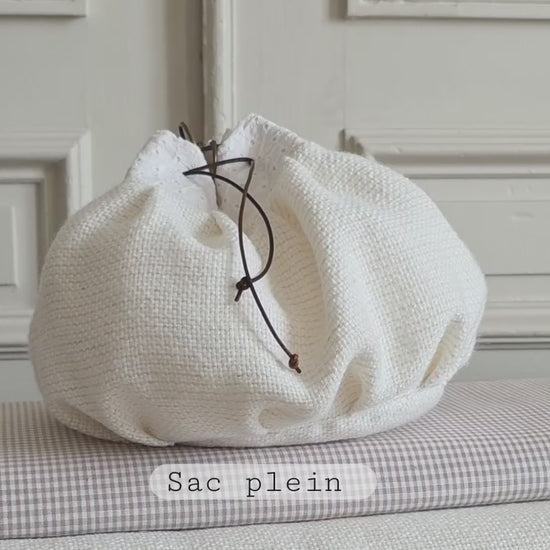 sac bourse tweed blanc petit modele fait main coton broderie anglaise demonstration  volume et  ouverture interieur chaine metal