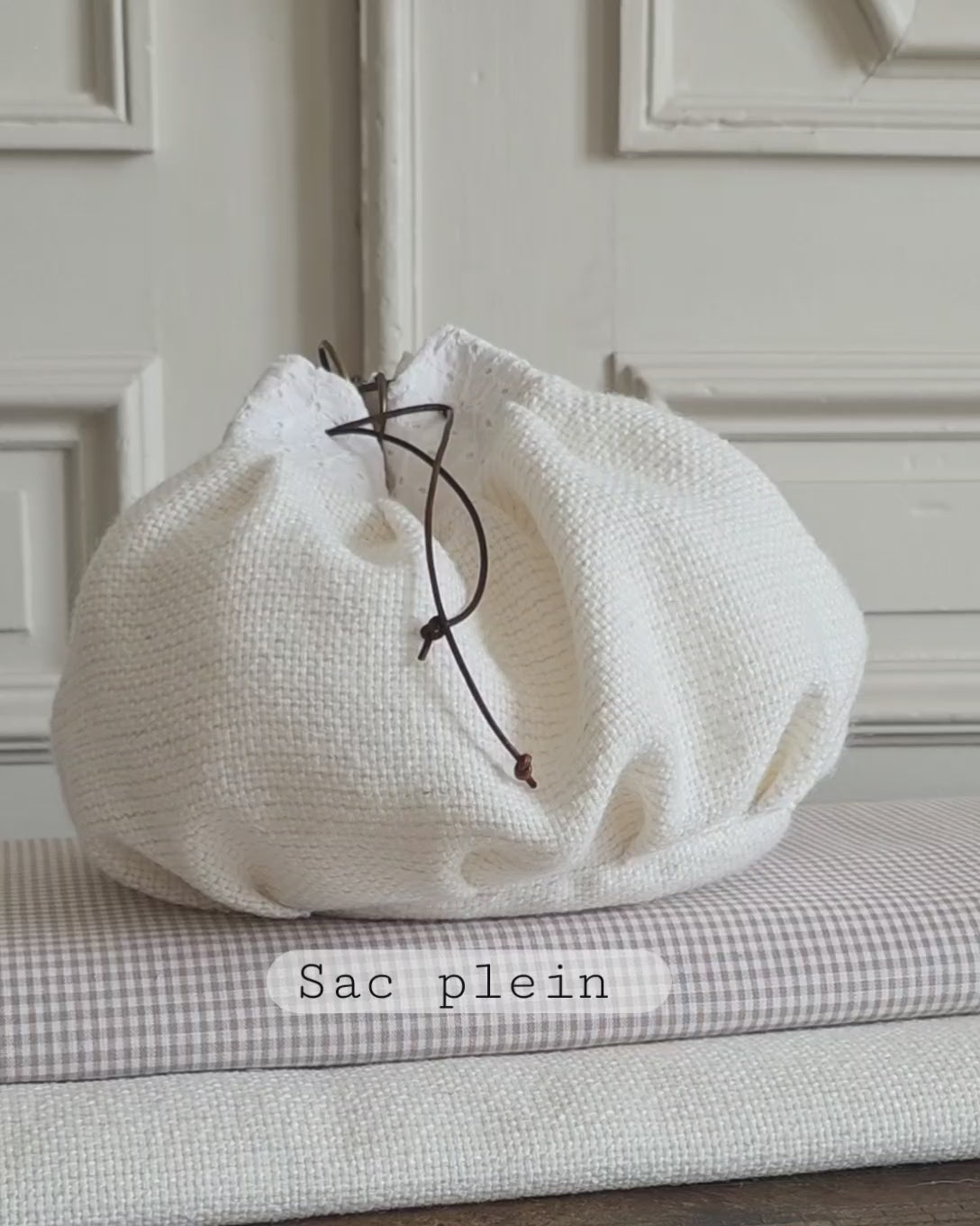 sac bourse tweed blanc petit modele fait main coton broderie anglaise demonstration  volume et  ouverture interieur chaine metal