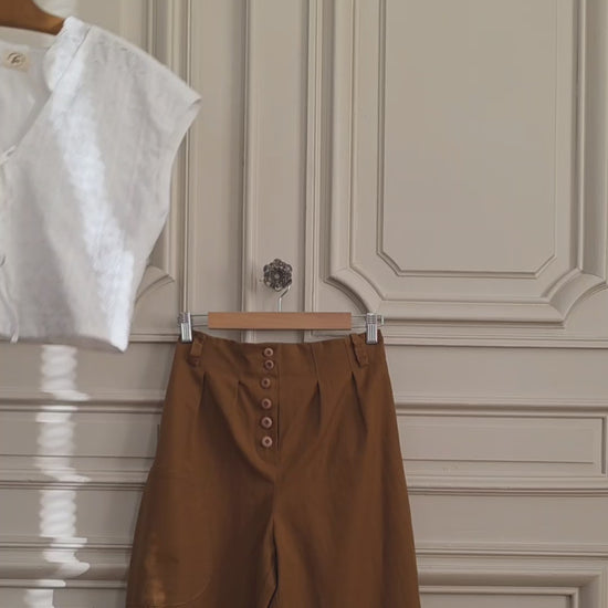 pantalon en coton lin et top broderie anglaise variations alize a la mode du temps perdu vue de face