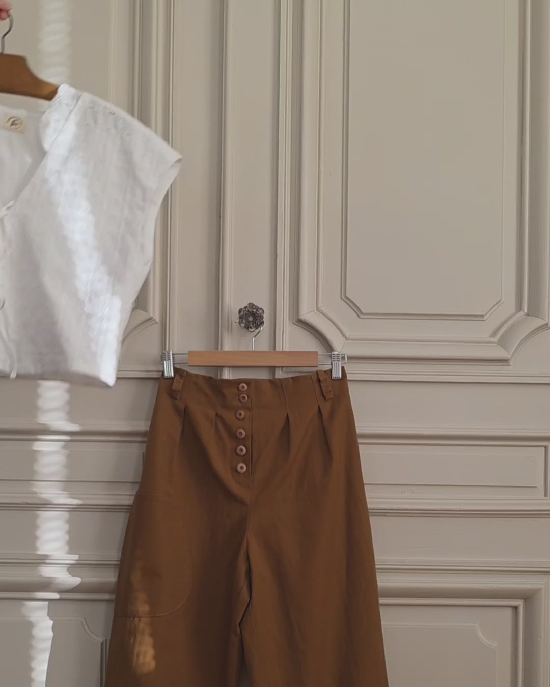 pantalon en coton lin et top broderie anglaise variations alize a la mode du temps perdu vue de face