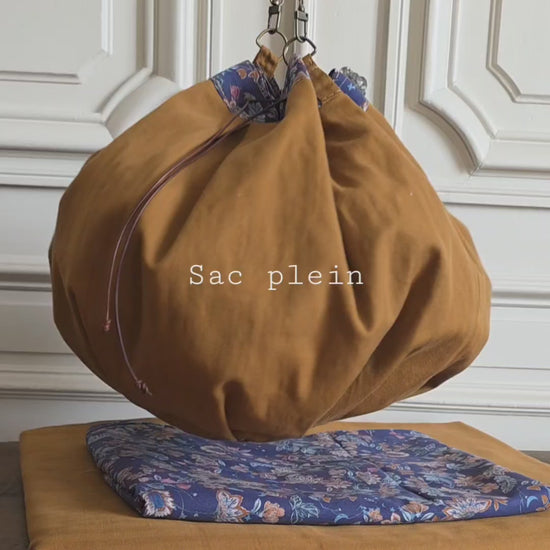 sac bourse coton lin fait main chaine metal doublure fleurie bleu demonstration volume sac plein
