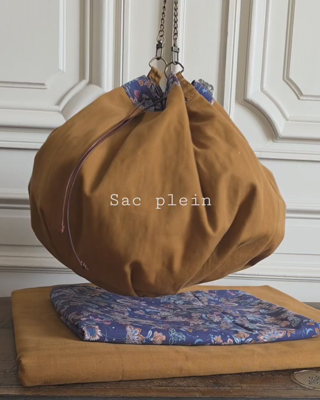 sac bourse coton lin fait main chaine metal doublure fleurie bleu demonstration volume sac plein
