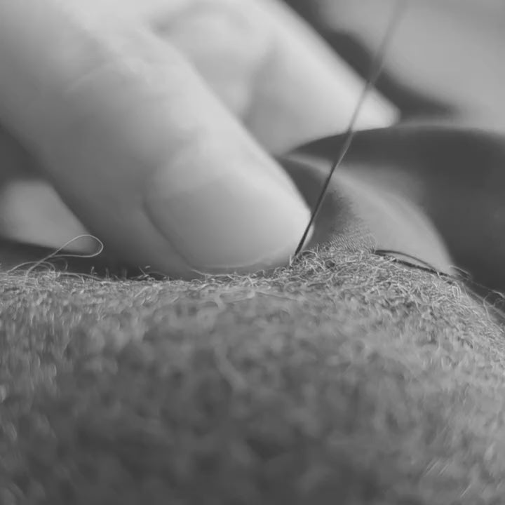 Charger la vidéo : Point main au fil de soie sur doublure soie d'une veste en Harris Tweed réalisée  dans l'atelier  A la Mode du Temps Perdu.