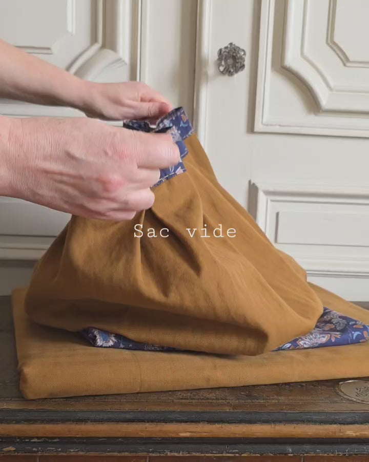 sac bourse coton lin fait main chaine metal doublure fleurie bleu ouverture souple demonstration volume sac vide