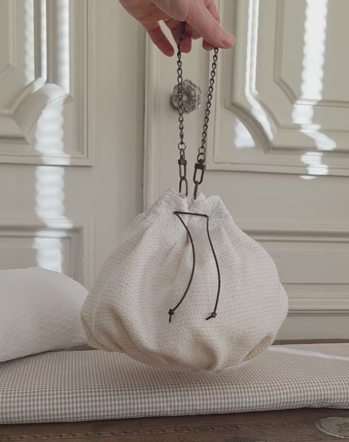 sac bourse tweed blanc broderie anglaise fait main chaine metal fermeture lien cuir volume souple atelier a la mode du temps perdu
