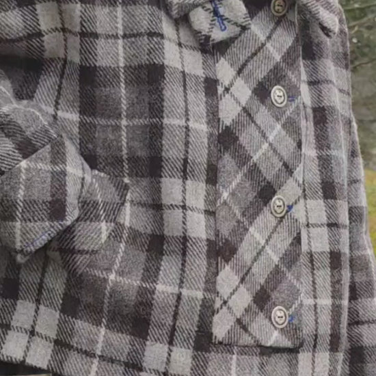 veste luba portee harris tweed mouvement tissu poche passepoilee et patte de boutonnage coupee dans le biais du tartan ecossais