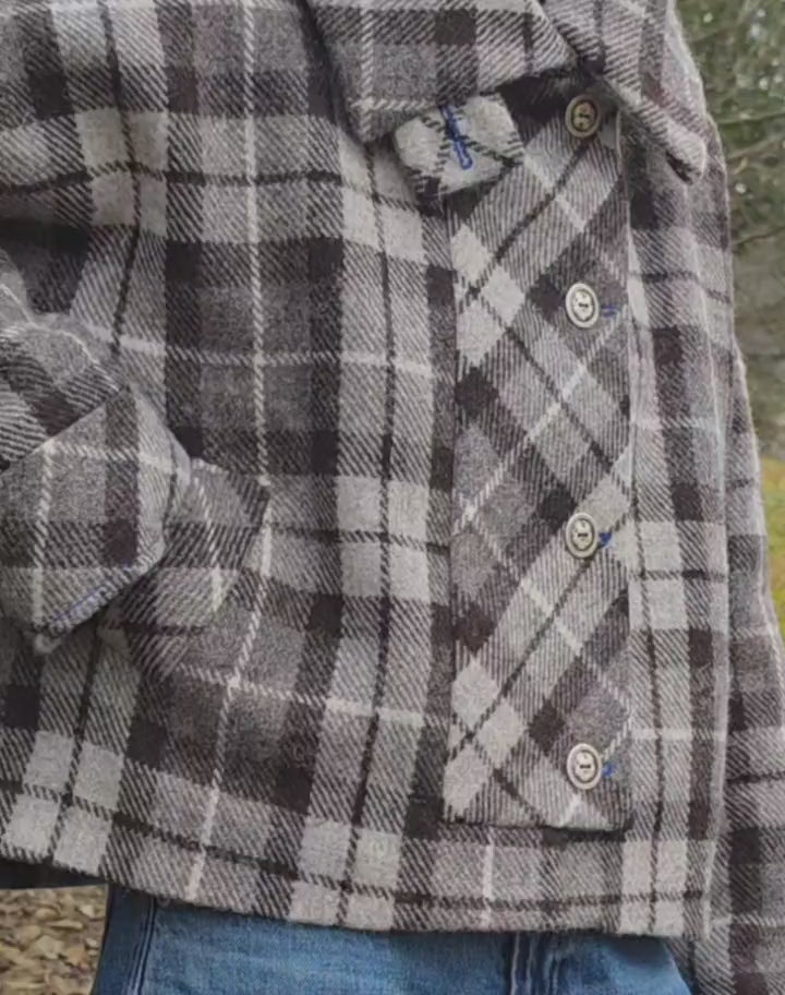 veste luba portee harris tweed mouvement tissu poche passepoilee et patte de boutonnage coupee dans le biais du tartan ecossais