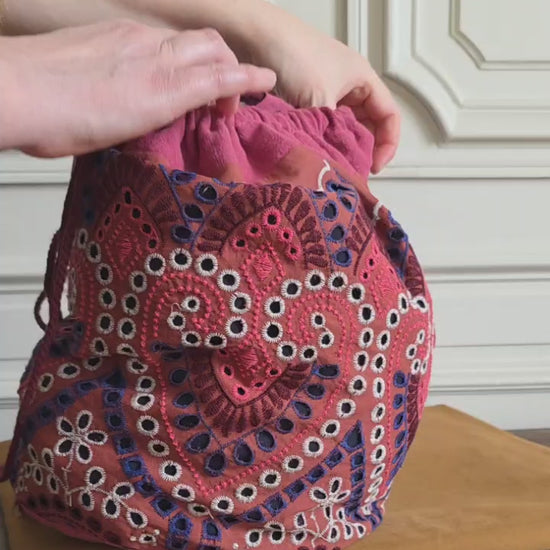 sac baluchon broderie anglaise bordeaux fait main coton brode motif ajoure cordon serrage