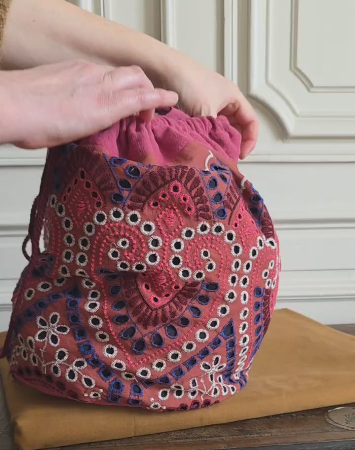 sac baluchon broderie anglaise bordeaux fait main coton brode motif ajoure cordon serrage