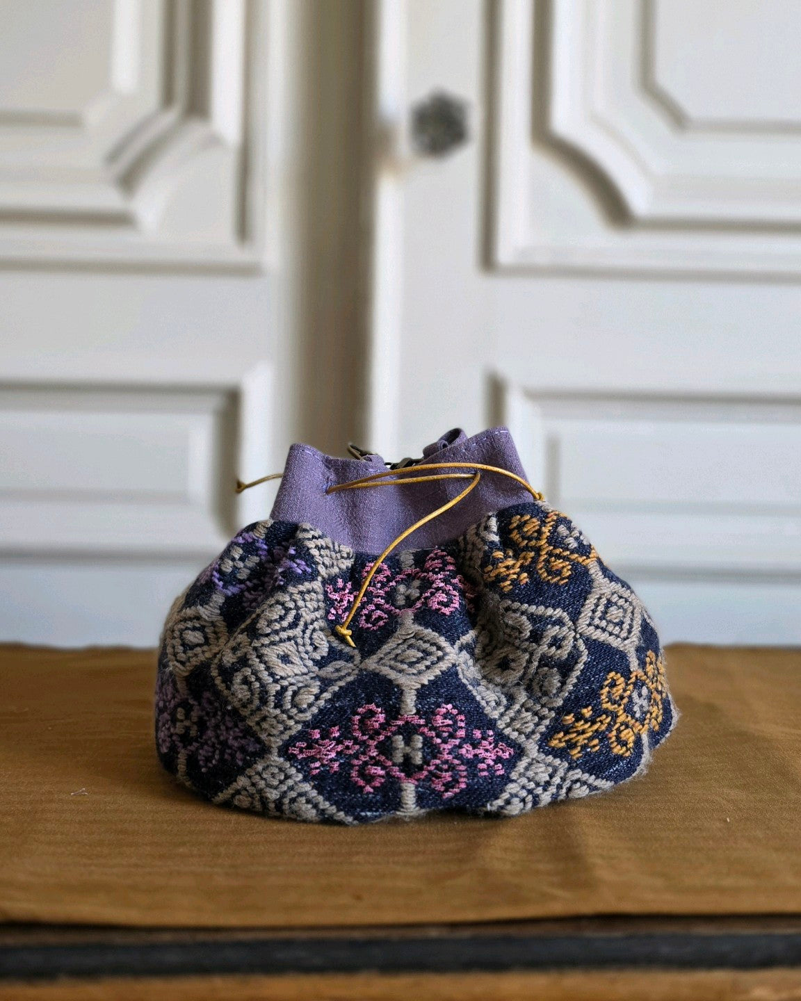 Vue de face du sac bourse en jacquard fantaisie Mahlia Kent et lin mauve, pièce unique confectionnée dans mon atelier.