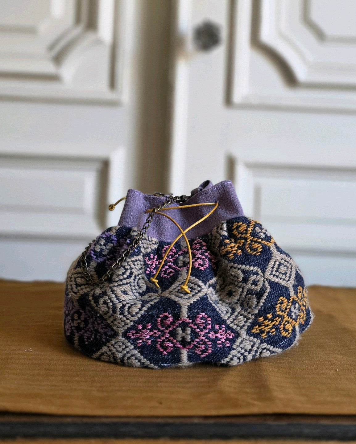 Sac bourse en jacquard fantaisie Mahlia Kent et lin mauve, pièce unique artisanale cousue à la main. Atelier A la Mode du Temps Perdu. 