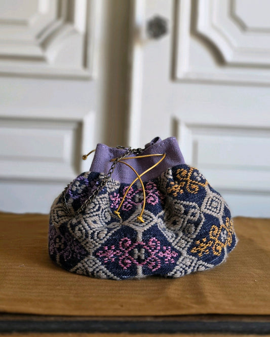 Sac bourse en jacquard fantaisie Mahlia Kent et lin mauve, pièce unique artisanale cousue à la main. Atelier A la Mode du Temps Perdu. 