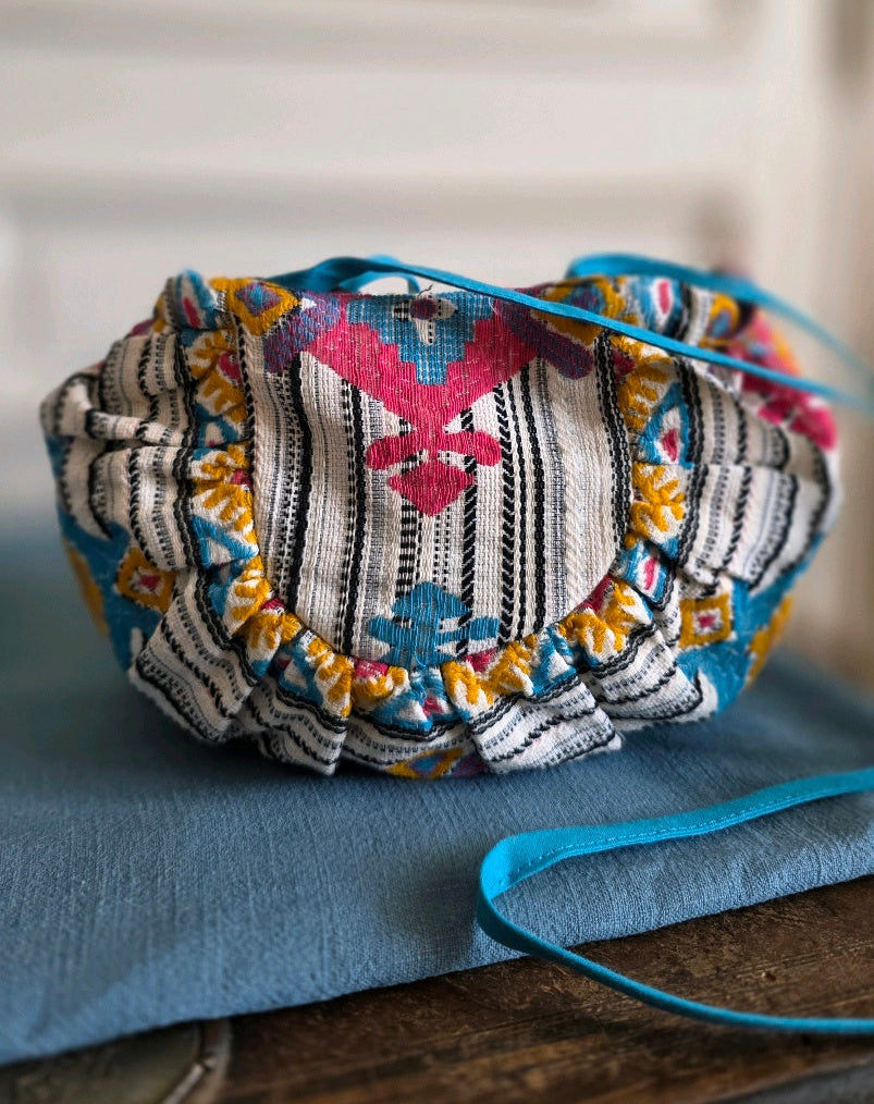 Détail du devant du sac à main froncé en jacquard fantaisie Mahlia Kent.