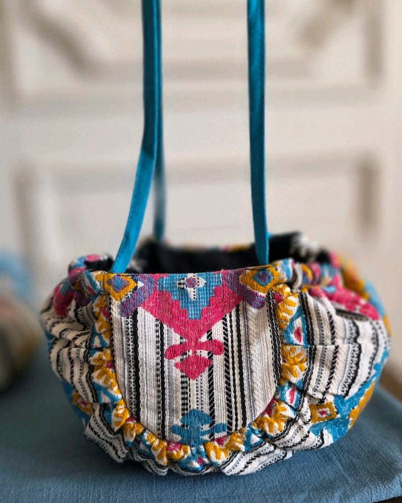 Sac à main froncé en jacquard fantaisie Mahlia Kent avec anses, vue de trois quarts.