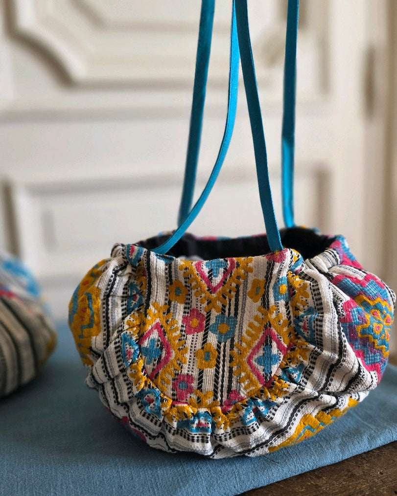 Vue arrière du sac à main froncé en jacquard fantaisie Mahlia Kent avec ses anses.