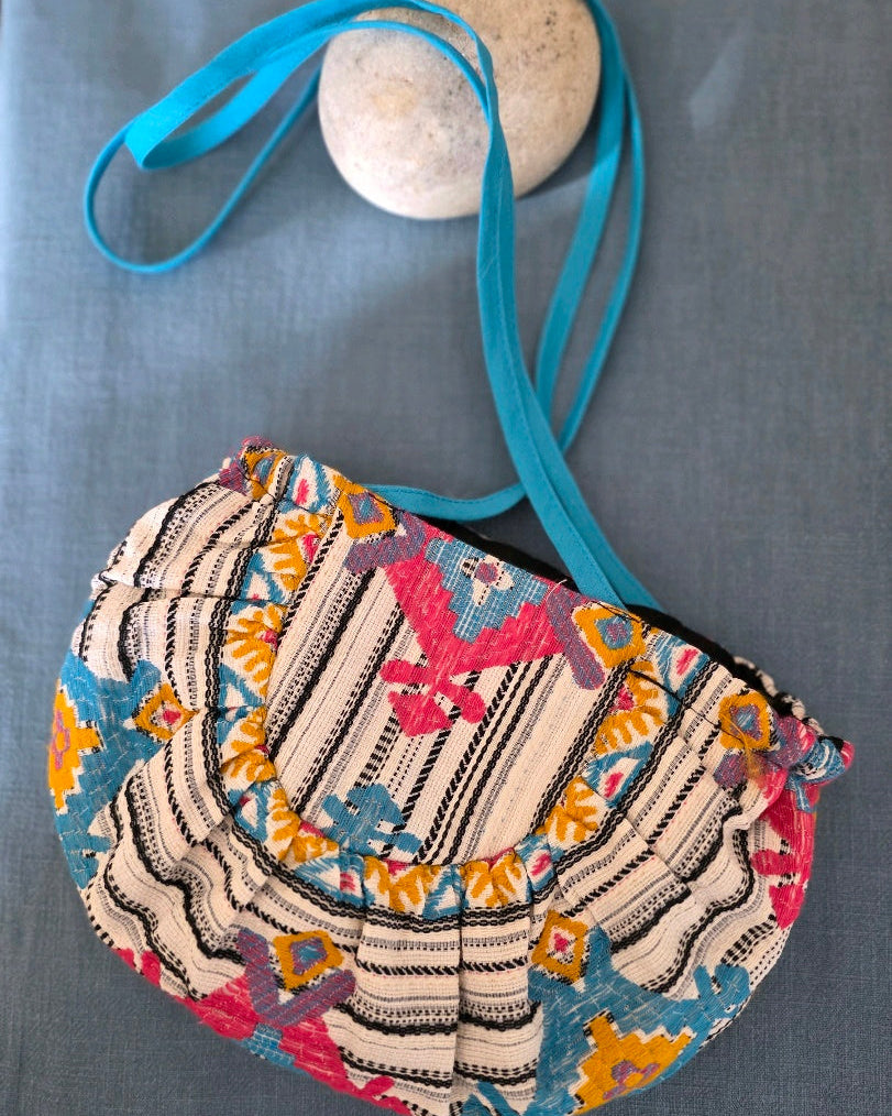 Vue de dessus du sac à main froncé en jacquard fantaisie Mahlia Kent.