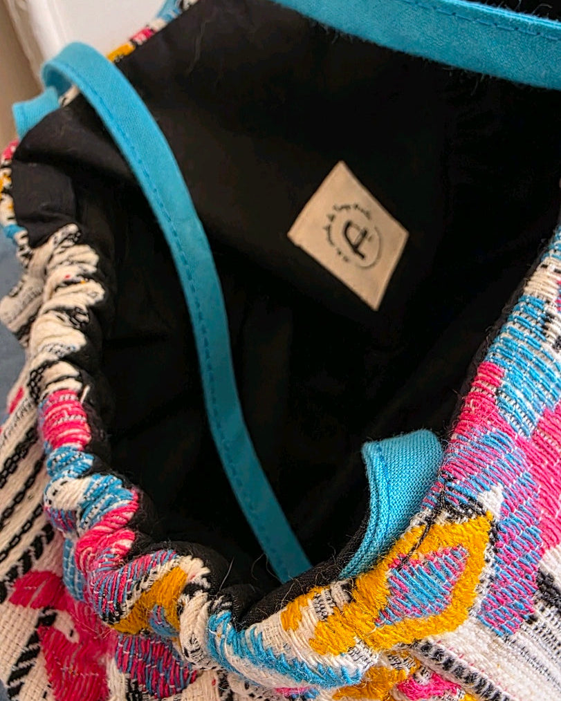 Intérieur du sac à main froncé doublé de percale de coton noire.
