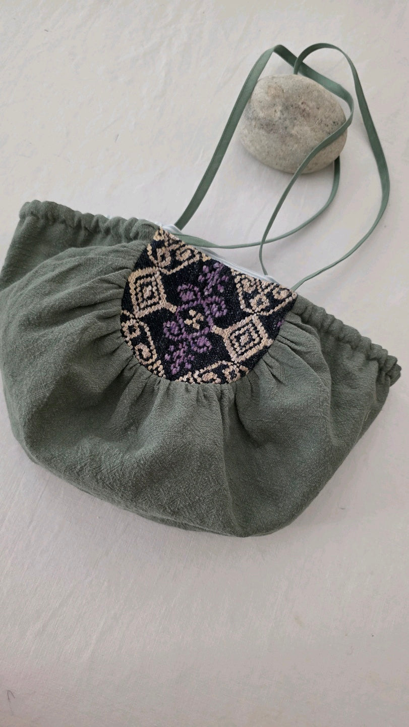 Sac à main femme vert en lin coton avec empiècement en jacquard Mahlia Kent, porté par ses anses.