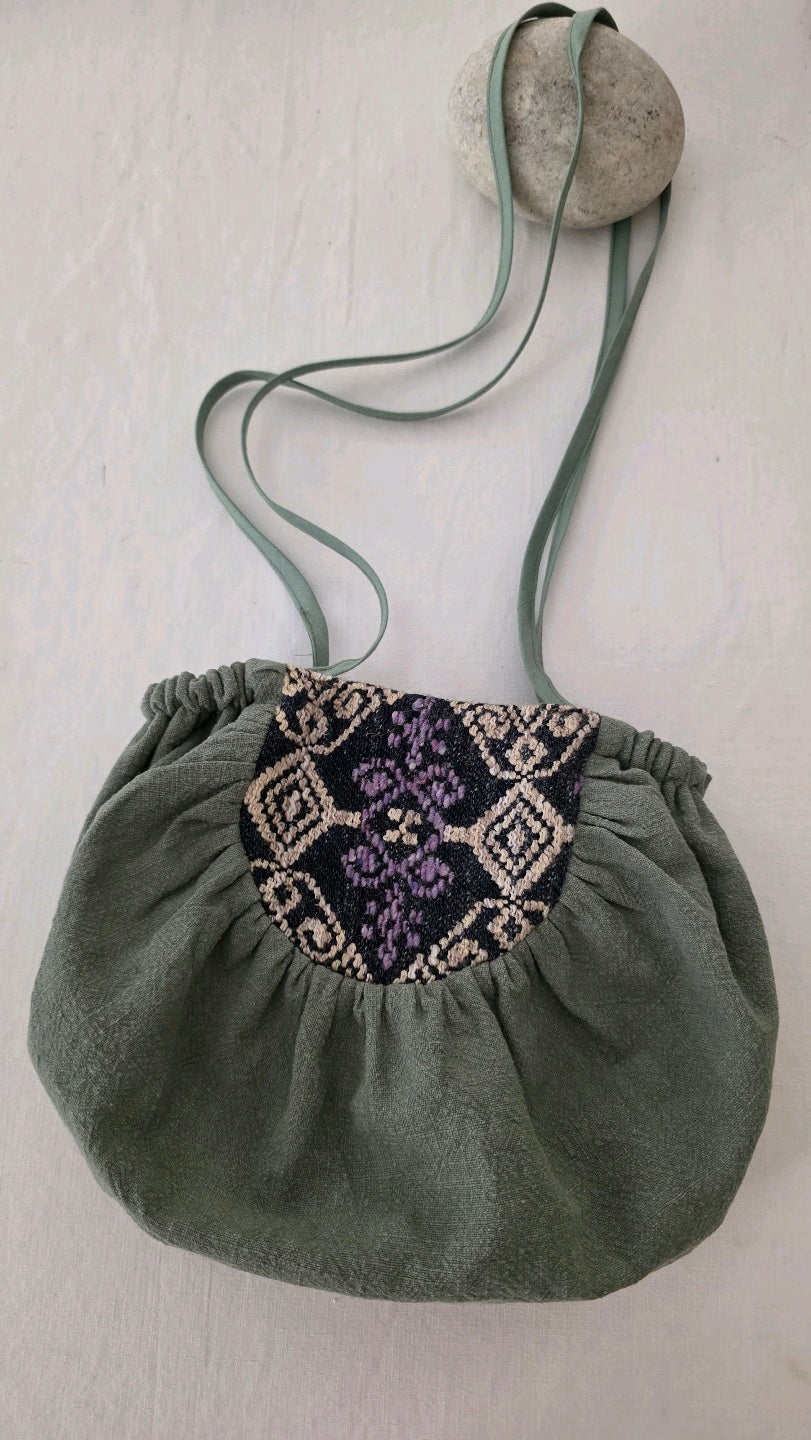 Sac artisanal français en lin coton vert et jacquard fantaisie Mahlia Kent, vue de face suspendue.