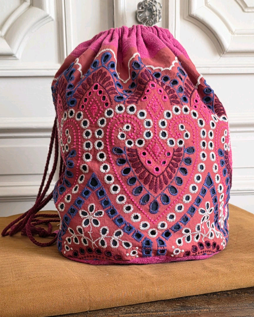 sac baluchon broderie anglaise rose fait main atelier francais a la mode du temps perdu coton brode sac artisanal piece textile motif broderie sac coloré boheme couture artisanale