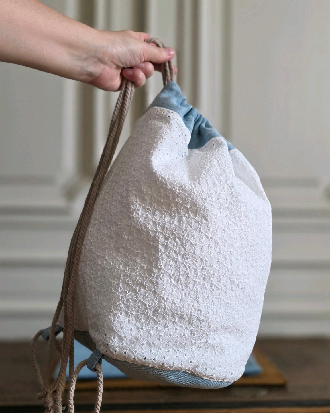 Sac baluchon broderie anglaise blanche et denim, sac en coton artisanal à liens coulissants.